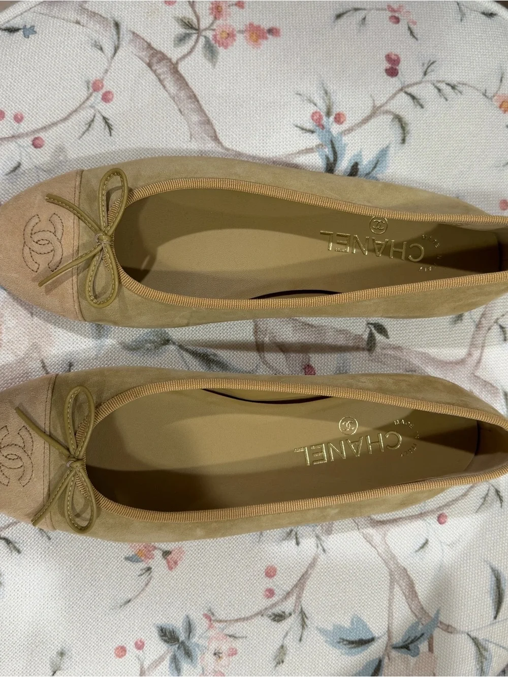 NEW Never worn CHANEL Beige Suede Ballet Flats - Classic Bow Detail